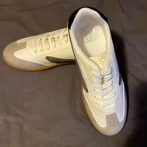 NWOB DV Dolce Vita Quantum Sneakers Size 8.5!!!